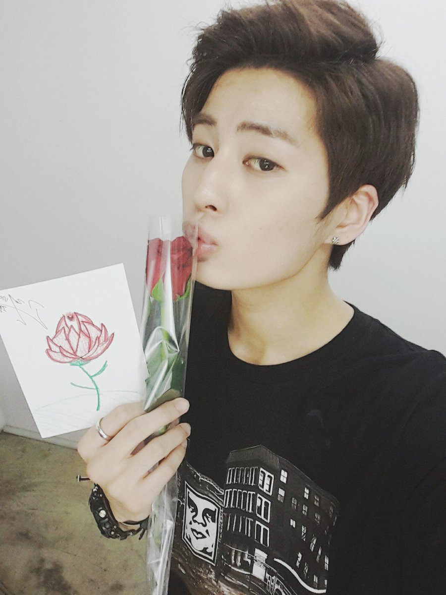 로즈데이라고 장미 주는 아이돌.jpg | 인스티즈