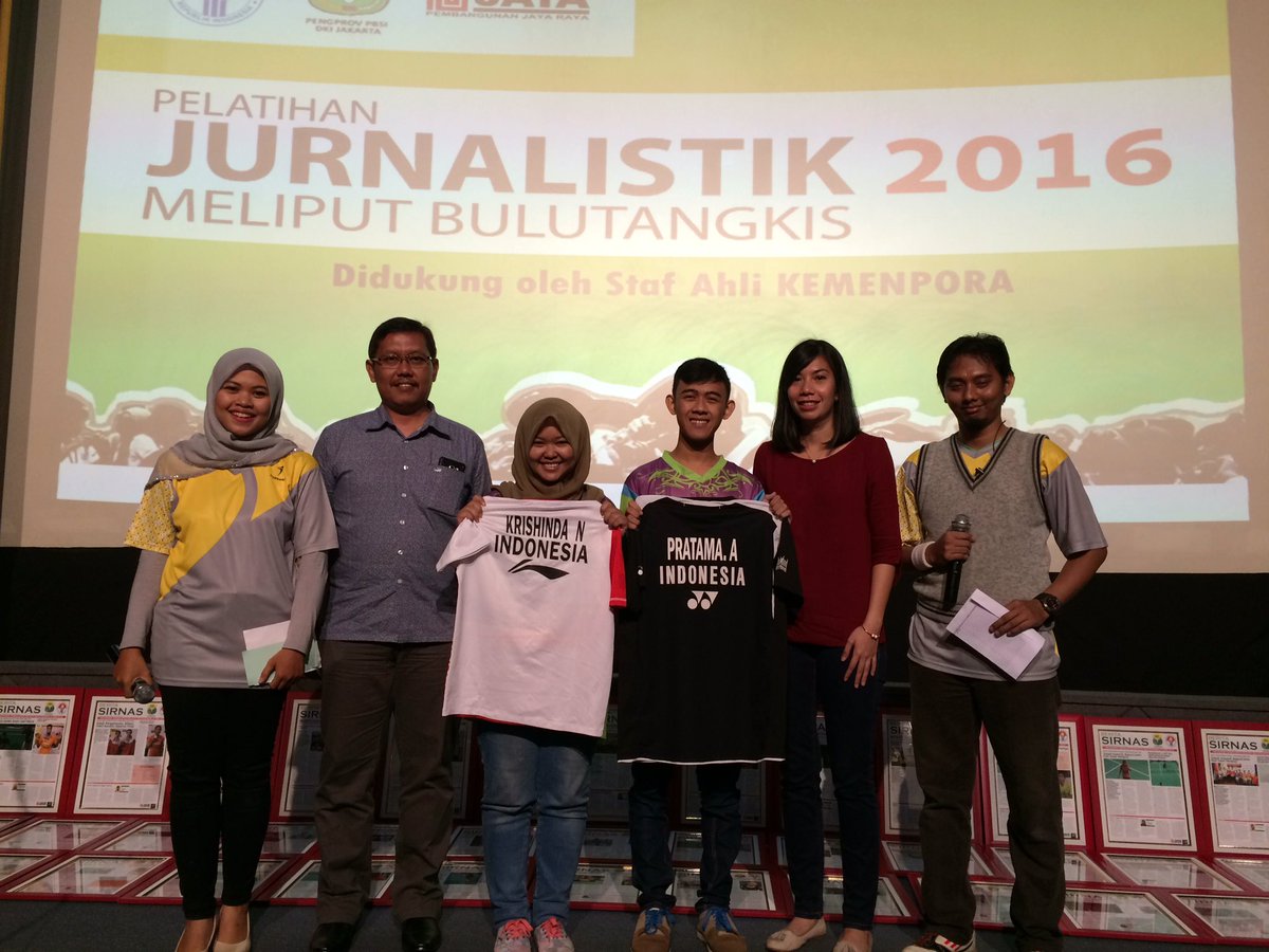 PJMB_Media's tweet photo. Pemberian hadiah berupa jersey oleh Bpk Rahmat dan Kak Firdasari #PJMB2016 https://t.co/W2ZKtcqjkk