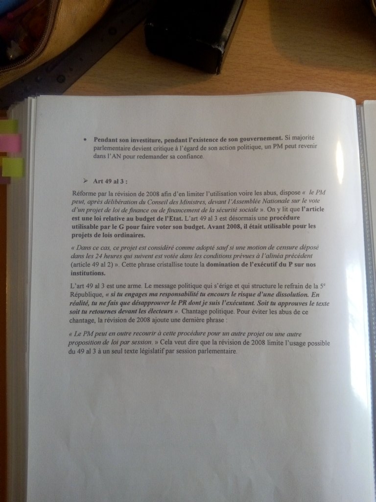 Rose_And_Burn's tweet photo. Révisions de droit constitutionnel ! En plein dans le sujet ! #49-3 #fallaispasfairedudroit #ut1 https://t.co/bpZapHhD36