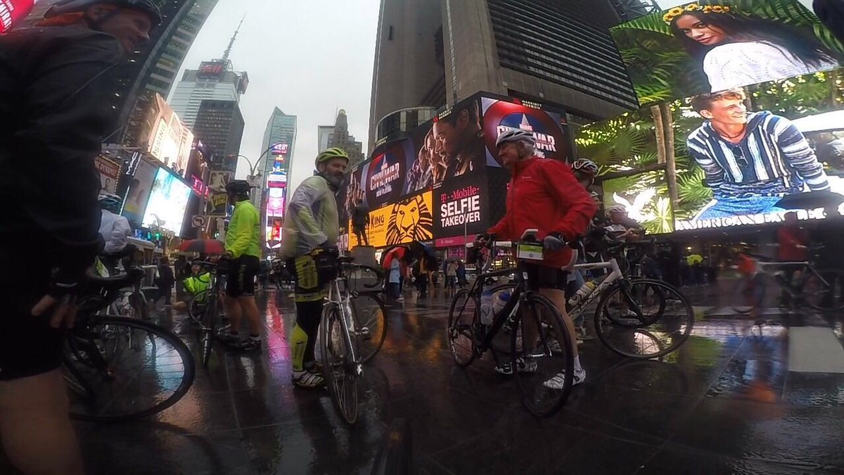 NietBlind's tweet photo. @ride_newyork #ridenewyork Finish op Times Square! Alle deelnemers zijn in New York aangekomen, feest! https://t.co/Ag5CjAj7c2