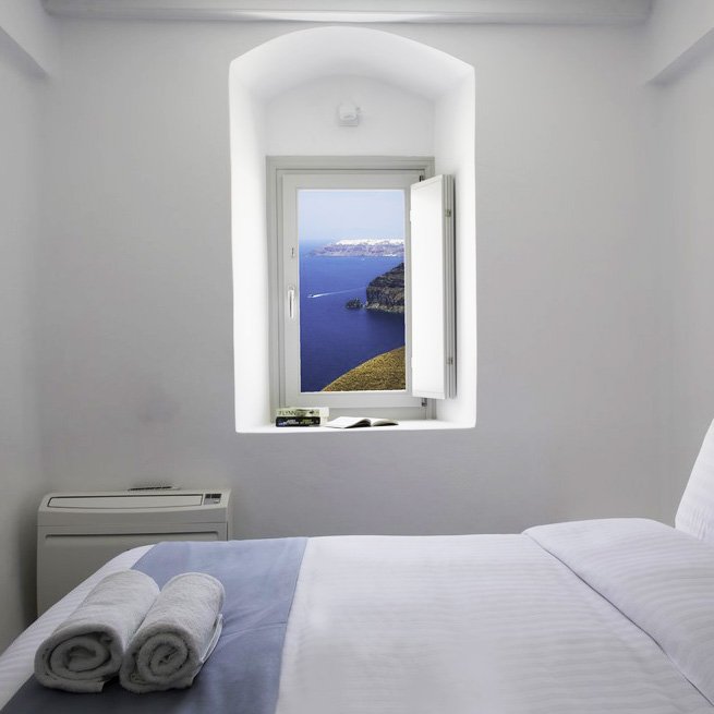 BlueVillasCol's tweet photo. Our Saturday morning view. Pure bliss... #windowtoheaven #Santorini #BlueVillasMemories https://t.co/quYDTeQjBU