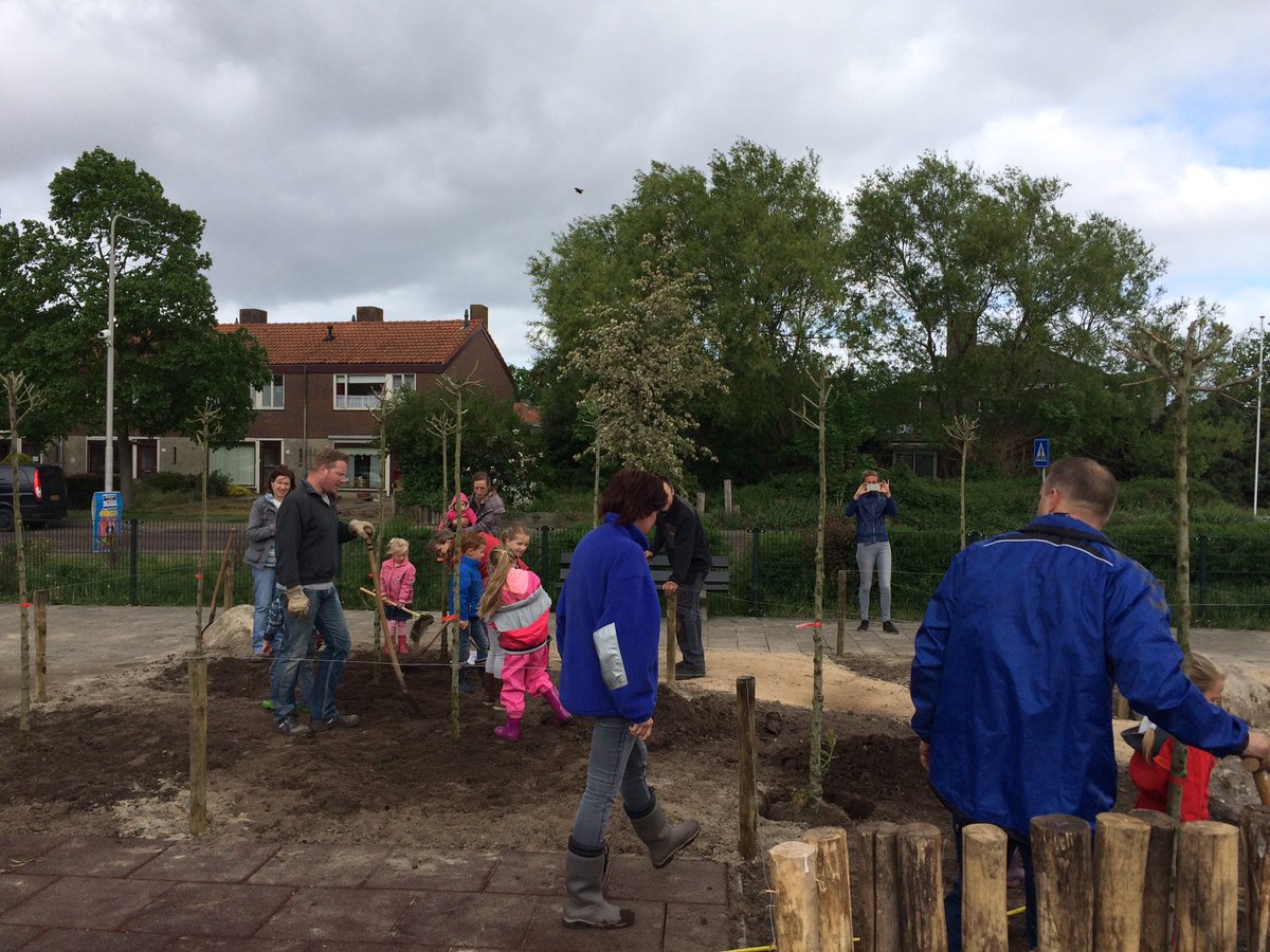 Vele handen! Wilgen planten op ons nieuwe plein! @jantjebetonline <a href="/GezondeSchoolNL/">Gezondeschool.nl</a> <a href="/CodenzInfo/">Stichting Codenz</a> <a href="/groen_spelen/">Buroblad</a>