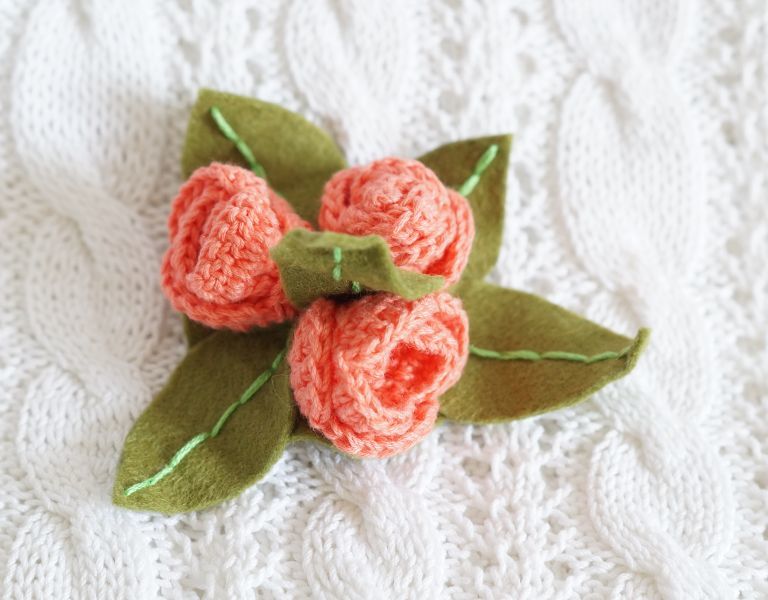 Everything's coming up roses...#crochet #DIY guidecentr.al/make-an-orname…