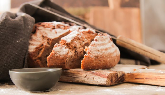 fridaboisen's tweet image. Baka glutenfritt bröd - 7 smarta alternativ till vanligt mjöl. topphalsa.se/baka-glutenfri…