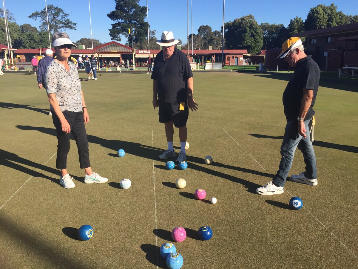 WBowls's tweet photo. Doing it on the greens @ Werribee. Greens full. Beats chores anytime! #werribeefc #bowlsisforeveryone #bowlsvic https://t.co/1fNaJPm11p