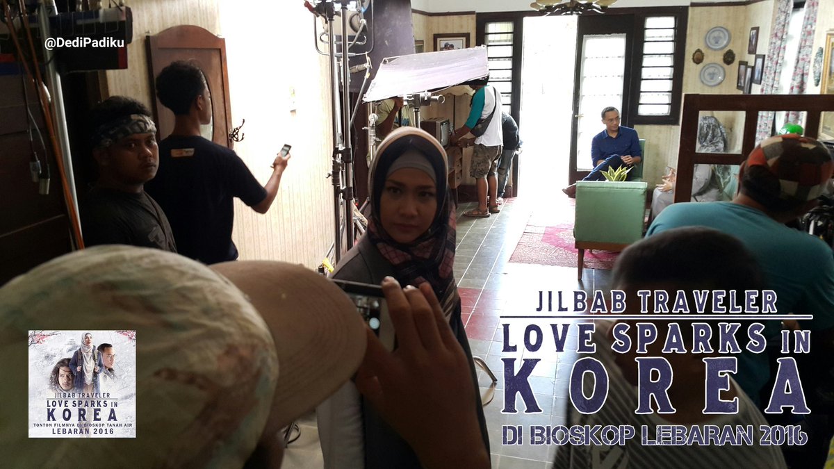 Pangling dgn cantiknya BCL berjilbab, para kru film tak tahan ingin memotret. #JilbabTraveler #LoveSparksInKorea