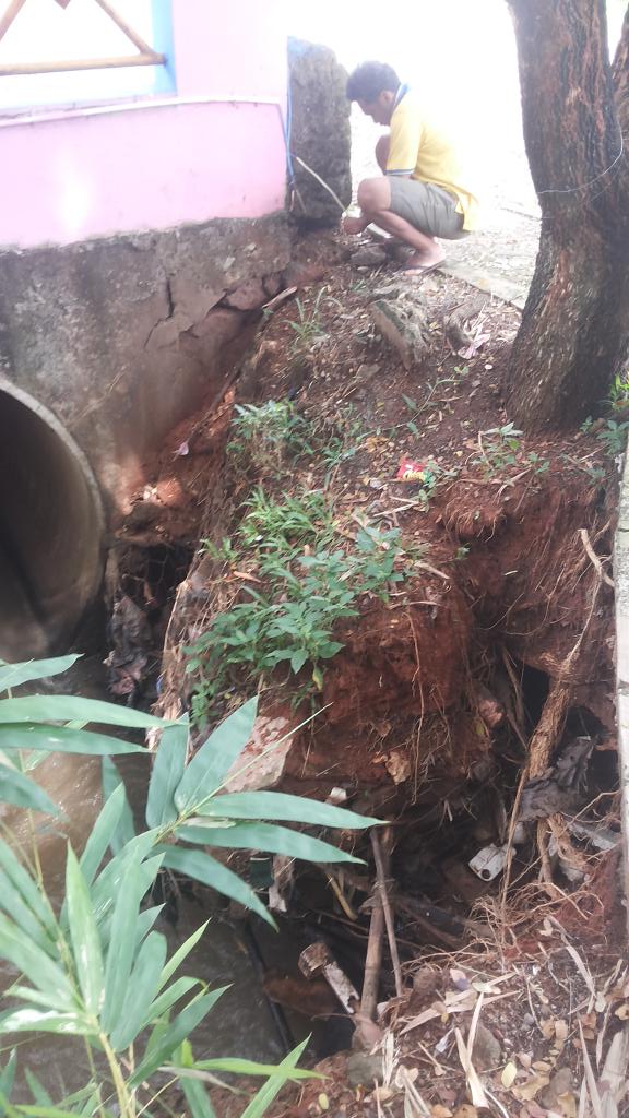 vawan's tweet photo. Pangkal jembatan ke blok M, RW 08 Jatimulya hampir roboh mhn di bantu @manto_dpk @IdrisAShomad https://t.co/kgUgFBdMFT