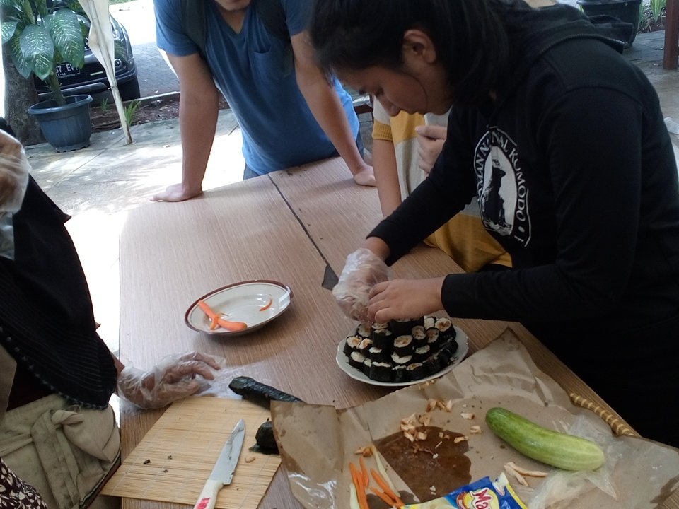 AdkesmaCSUI's tweet photo. Sambil Makan Asik Bersama, ada yang lagi lomba bikin sushi juga lhooo di Lomba Koki Merah Koki Putih @CGTFasilkom https://t.co/HRy2Yj2bjS
