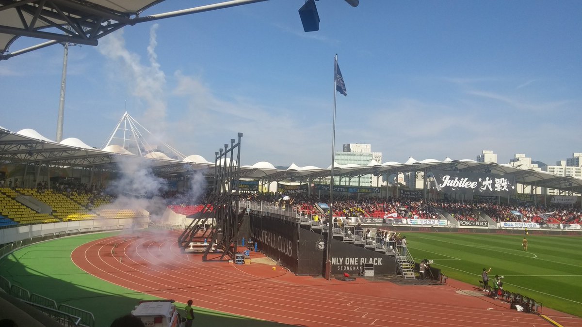 #성남시  #성남FC vs 서울시 
성남시가 전반전 2:1로 승리하고 있습니다.
성남동주민센터 직원도 응원하러 왔어요😘 
비상하라!! 까치야🙌🙌🙌 🙌🙌
