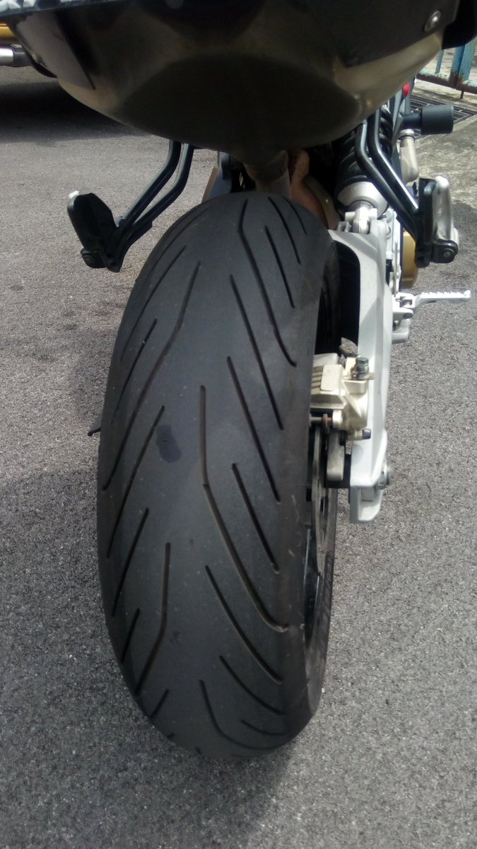 kendosz's tweet image. New shoes for the laydehhh..

#Michelin #pilotpower3 #aprilia #shiver #shiver750