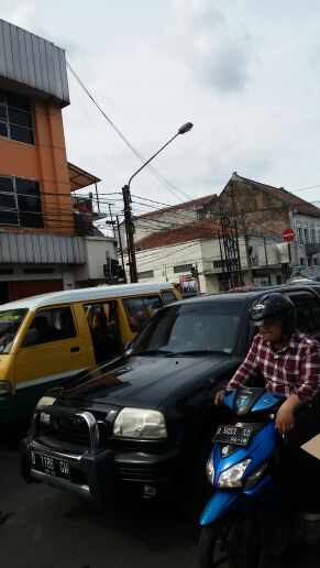 infobdg's tweet image. #lalinBDG 14.20 : Macet parah Cibadak-Sudirman s/d Jl. Andir. Hanya ada 1 petugas. Cuaca mendung | @MangPulsa