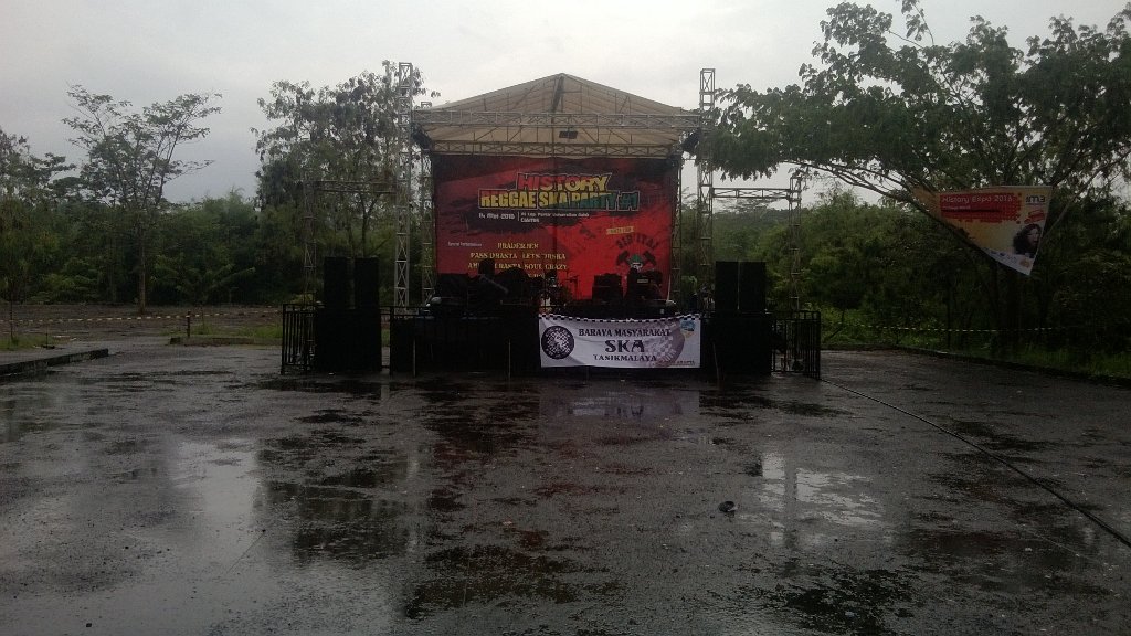 Selamat sore.Baru reda dari guyuran hujan, area UNIGAL dingin. Tapi HISTORY REGGAE SKA PARTY #1 bakal bikin hangat.