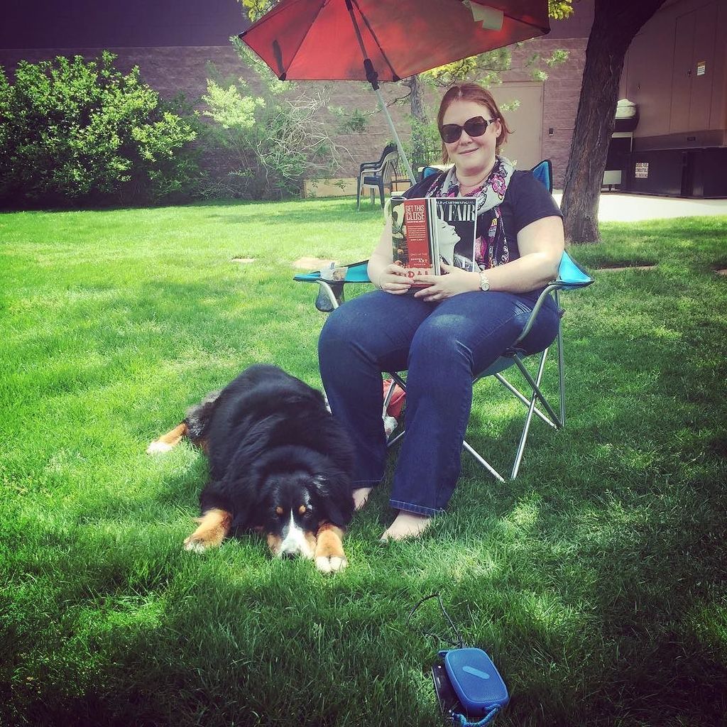 Travelin_MikeyT's tweet photo. Enjoying the #sunshine in the #shade. #boulder #boulderco #bernese #bmd #bernee @kelleytur… https://t.co/960Qepm3tS https://t.co/GdIEYZrXs5