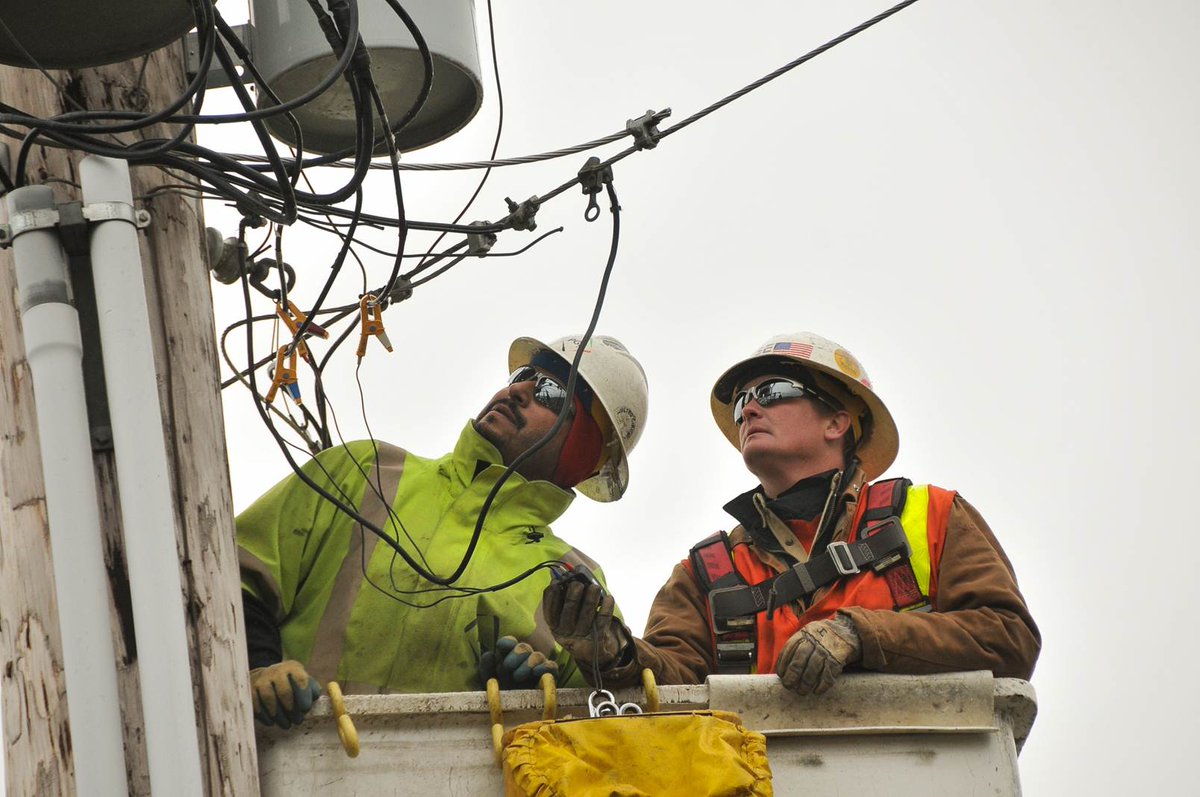 CoeEnergyNW's tweet photo. #EnergyShot: PG&amp;E lineworkers. https://t.co/VWksCzvy9D