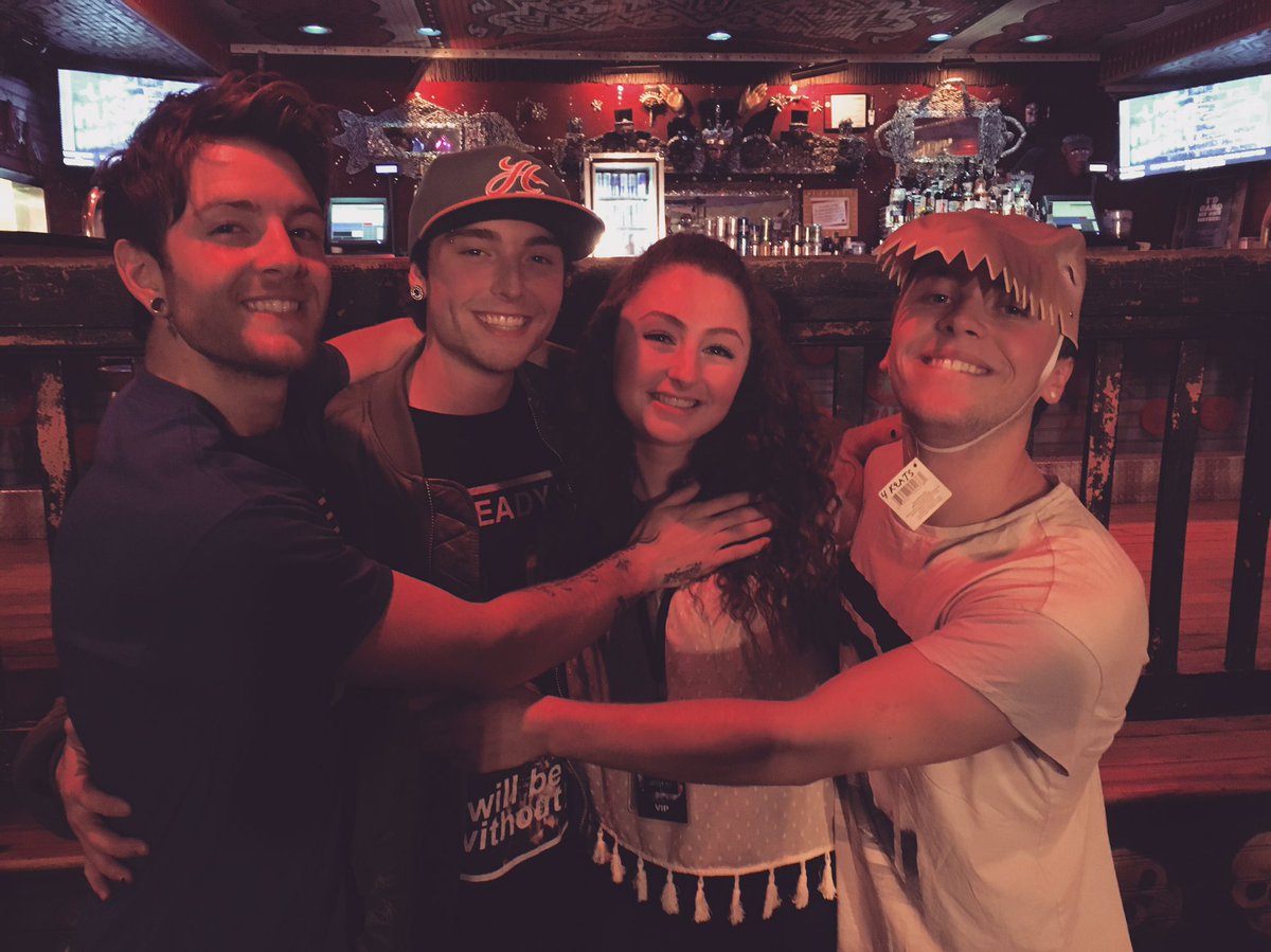 SavorTheStyles's tweet photo. Drew felt my heart beatin, BOOM BOOM BOOM, Wes and I took a selfie with no ZOOM ZOOM ZOOM🤘🏻 #WUTour #WUTpics https://t.co/fM3Aqm76pL