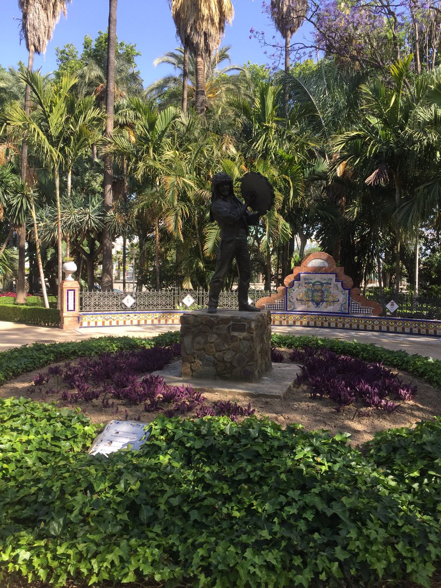 marbella_chic's tweet photo. Beautiful Malage city center. #Malaga #Espana #spring #flower #bluesky https://t.co/ciC4v63649