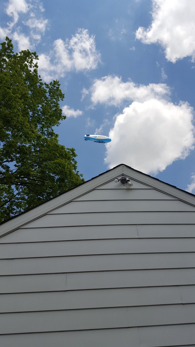 HandymeJB's tweet photo. De. Blimp de. Blimp https://t.co/sGrT5zNxjh