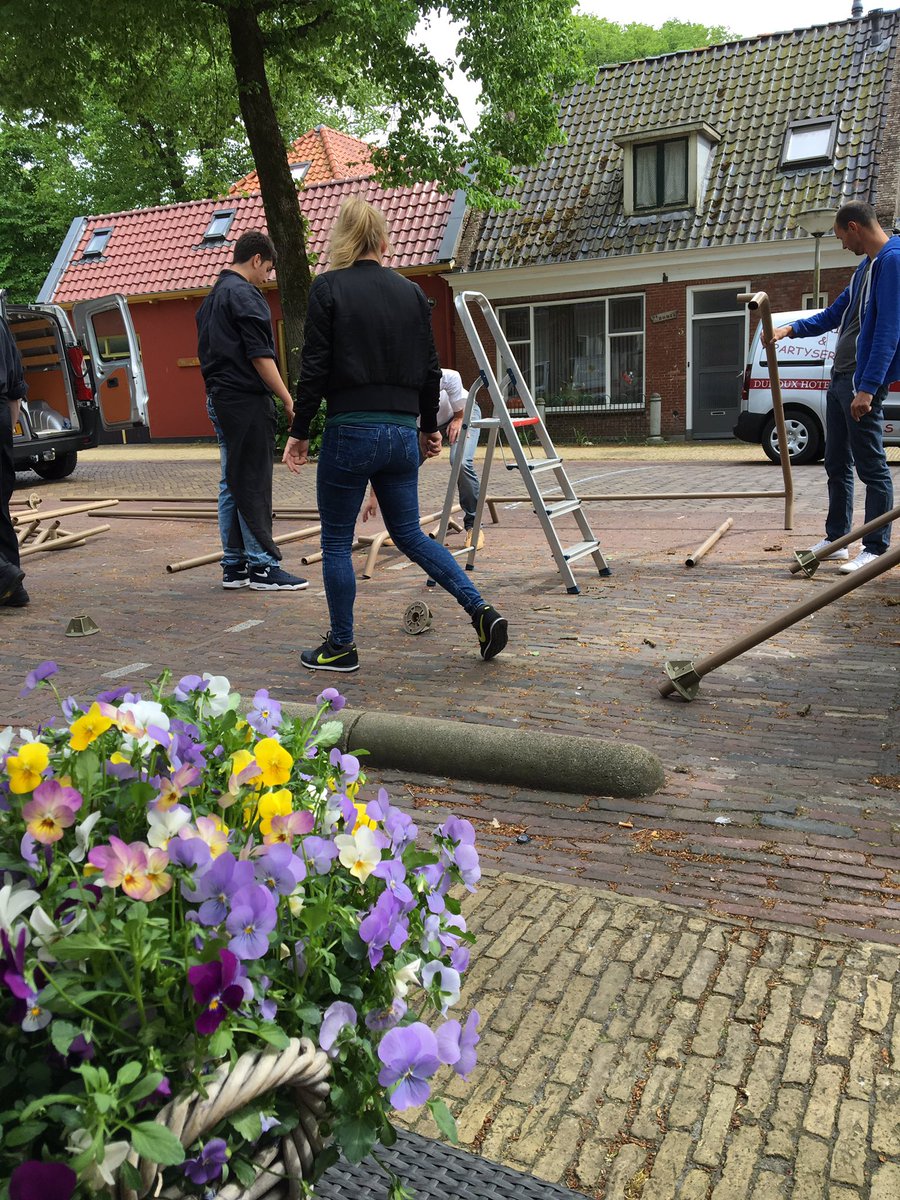 kvMENL's tweet photo. De tent voor t #straatkaatsen wordt al opgebouwd bij @hotelduhoux. Kom morgen ook, met live muziek van @FolkertHans https://t.co/pNrHCQmoLE