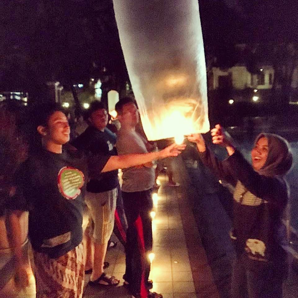 JazminDeLaCruzS's tweet photo. The light of hope🏮
.
.
#skylattern #lightofhope #familygathering #PUPR #PPDPP #candlelight https://t.co/AyNPQa25Wd