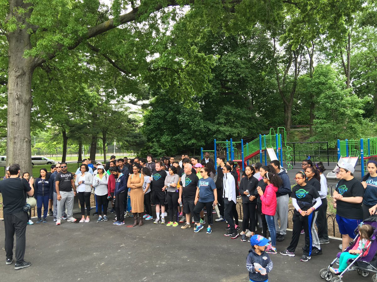 NYYouthMin's tweet photo. Teens in Queens walking today so that missionaries don't have to. @Speed_the_Light #OneNY #StoriesAreEverywhere https://t.co/dpc2Vhnf3y