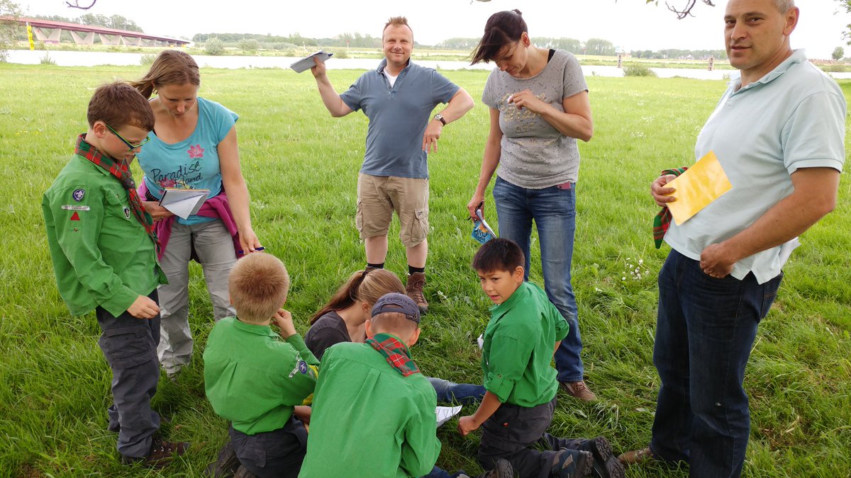 Uitgebreid kolonisten spelen in het gras kolonisten spelen aan de ijsel!