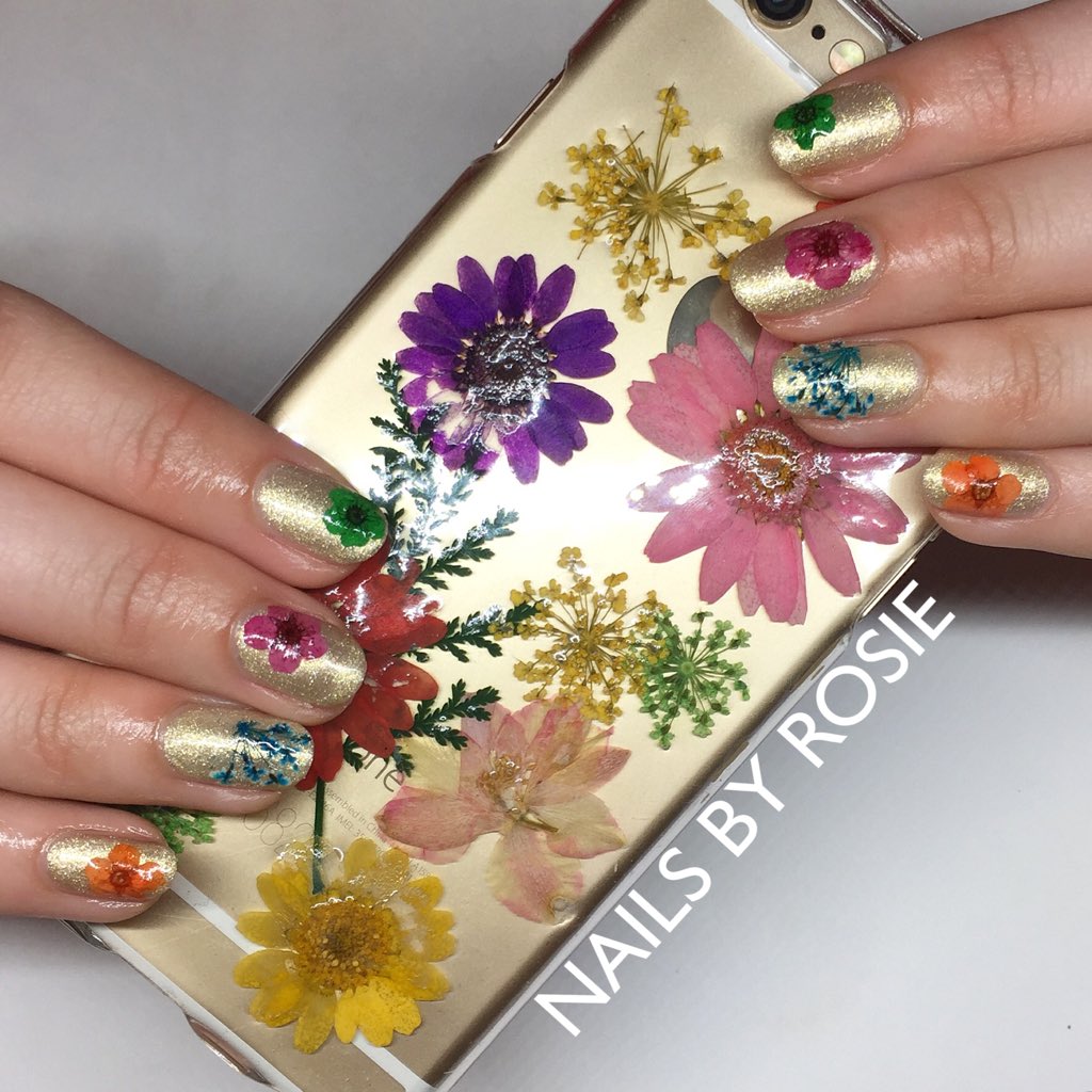 nailsbyrosiew's tweet photo. Nail art using real flowers 🌸🌼🌺 #biosculpture @BiosculptureGB #nailart #showscratch @ScratchMagazine @pro_beauty https://t.co/uRTxk4n42T