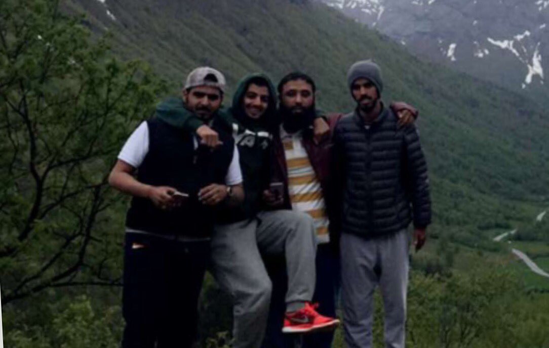 #سنابات_كروم.                          غريبه ماشفت هالصورة بالتاق وربي ضحكت على عبدالكريم كأنه طفل متعلق بينهم 😂😂