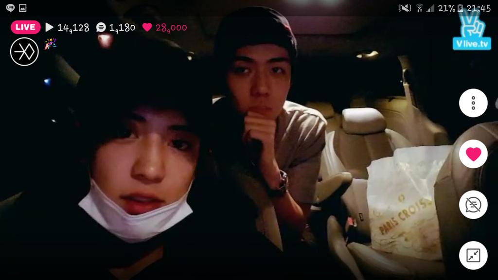 BUBBLETEAHOLIC's tweet photo. 160521V App เซฮุนกับชานยอลซื้อเค้กมาเซอร์ไพร์วันเกิดซูโฮฮยอง มีการเตี๊ยมกับเมเนเจอร์ไว้ ㅠㅠㅠㅠㅠㅠ https://t.co/WTrU7yUD5B