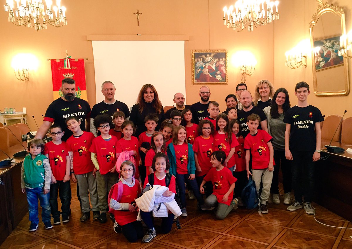 coderdojoosimo's tweet image. I saluti finali con l&apos; Ass.re Gatto #Coderdojo #coding #Scratch