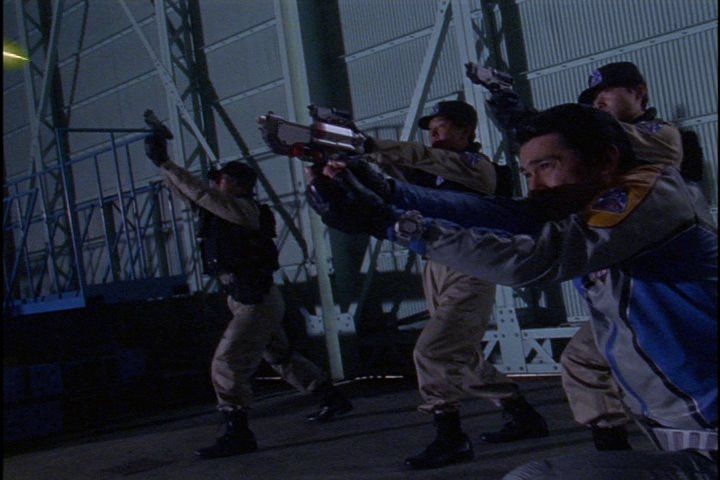 Yoshiyuki Na Twitteru G U A R D 一般隊員 ウルトラマンガイア マザーディーンツ が潜伏する施設内に突入 ディーンツの大群を攻撃するも 残っていたディーンツを吸収したマザーディーンツが巨大化 撤退することになる