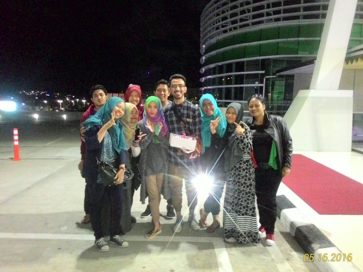 fahrunnisa206's tweet photo. Hallo kak @DA2_Reza ini nisa.. lama gak on.. sekali on udah ada foto bareng kak ejja alhamdulillah..😊😊 @REZALLIANTS https://t.co/TfNe7ss8hb