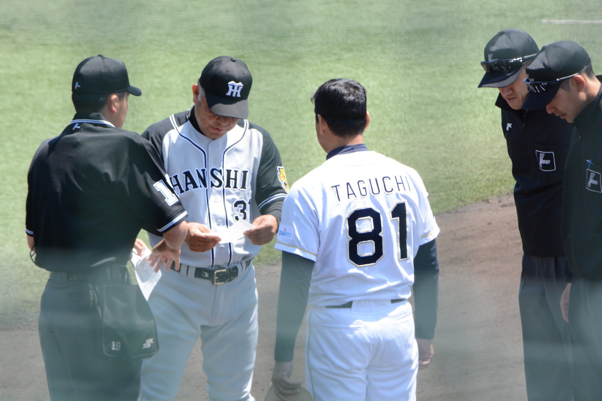 Yuko 神戸サブ球場 試合前のメンバー交換と 審判整列 試合前の審判が整列している姿 結構好きだったりします 阪神タイガース オリックスバファローズ 掛布雅之 田口壮 Yuko 神戸サブ球場 試合前のメンバー交換と 審判整列 試合前の審判が整列している姿 結構好きだったりします 阪神タイガース オリックスバファローズ 掛布雅之 田口壮