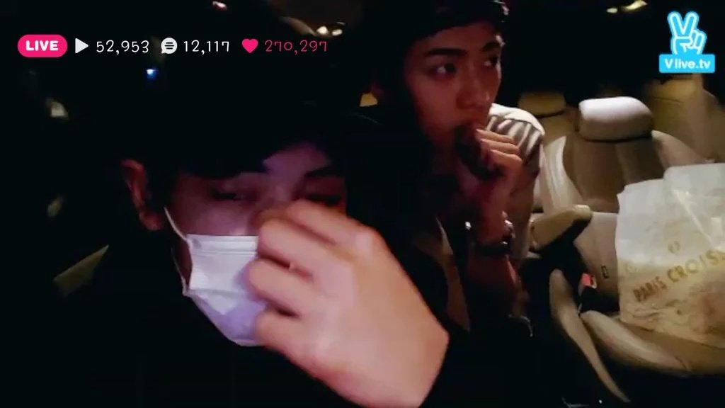 EXOLOGICTW's tweet photo. [160521] #EXO at V APP - Chanhun bought a cake and they want to surprise Suho hyunggggg😆😆

v. delightcy_
-b https://t.co/PFmOKa7JFc
