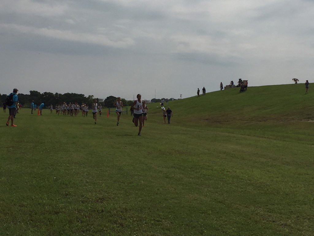 TexasXCCoaches's tweet photo. Down the stretch it's @runnermadie with the lead! #TxTop40 https://t.co/8HzaJfZuVd