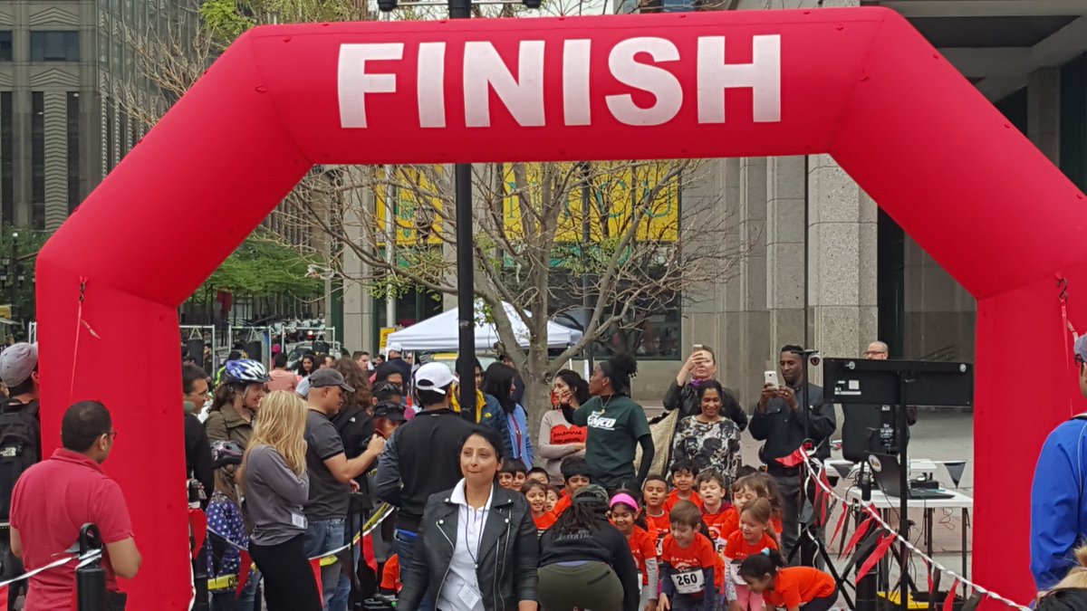 MECasaFoods's tweet photo. At the @jcfamilies kids run on Exchange Place in Jersey City New Jersey Hanging with @MordisFoodTruck till 3 p.m. https://t.co/nCwe7kZgcg
