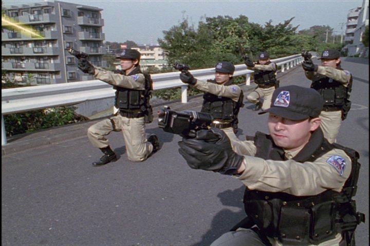 Yoshiyuki Auf Twitter G U A R D 一般隊員 ウルトラマンガイア 市街地で暴れまわるマザーディーンツ をジェクターガンで攻撃するが マザーディーンツの触覚から放つ光線を受け 生きた染みにされてしまう