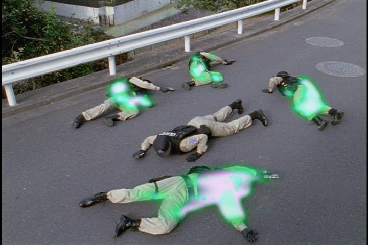 Yoshiyuki Auf Twitter G U A R D 一般隊員 ウルトラマンガイア 市街地で暴れまわるマザーディーンツ をジェクターガンで攻撃するが マザーディーンツの触覚から放つ光線を受け 生きた染みにされてしまう