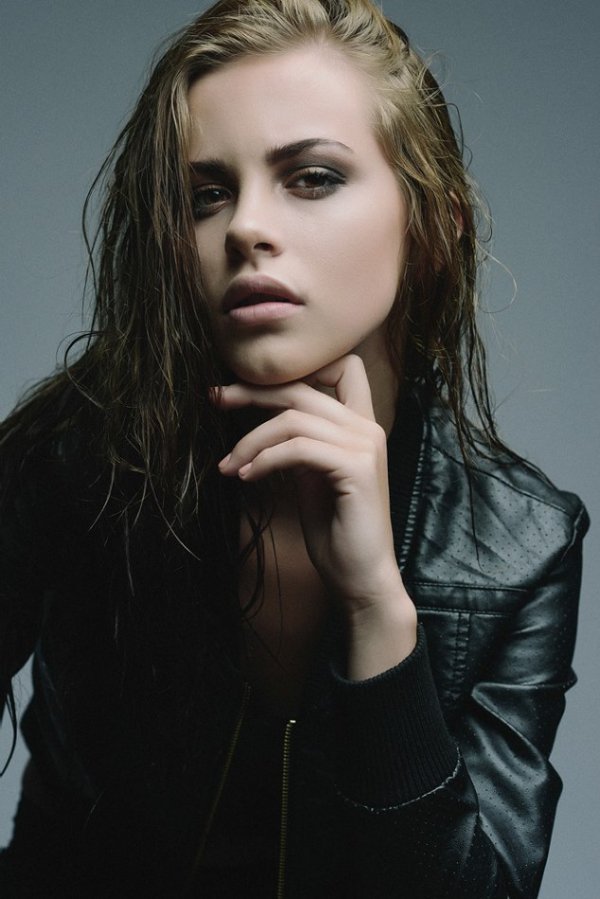 DarkCityRPG's tweet photo. Alanis Black, 19, uyku bozuklukları ve distimi, silah veya kesici alet ticareti. https://t.co/9ENBdwAM32