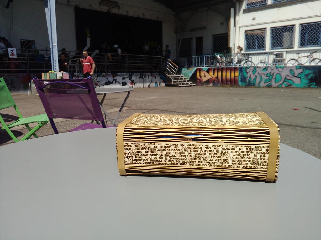 Barbayellow's tweet image. #Koombook, la librairie numérique à fabriquer soi-même, dans son joli boîtier en bois au #THSF @olimex @labfabfr