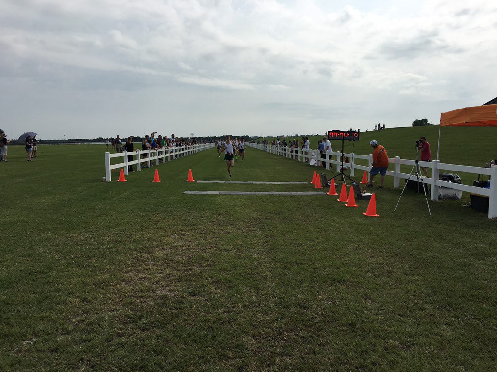 TexasXCCoaches's tweet photo. Boys' champ! 4:19! #TxTop40 https://t.co/ZTKmNUirfD