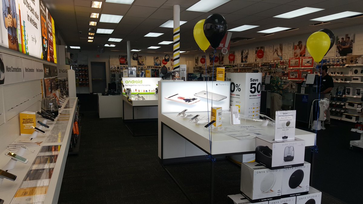 Sprintstore7383's tweet image. #tableevent #50% off #Bogo lg g5/Iphone 6s @Chrisbeam727 @DaveMayeux @Lori_AnneHill @marceloclaure