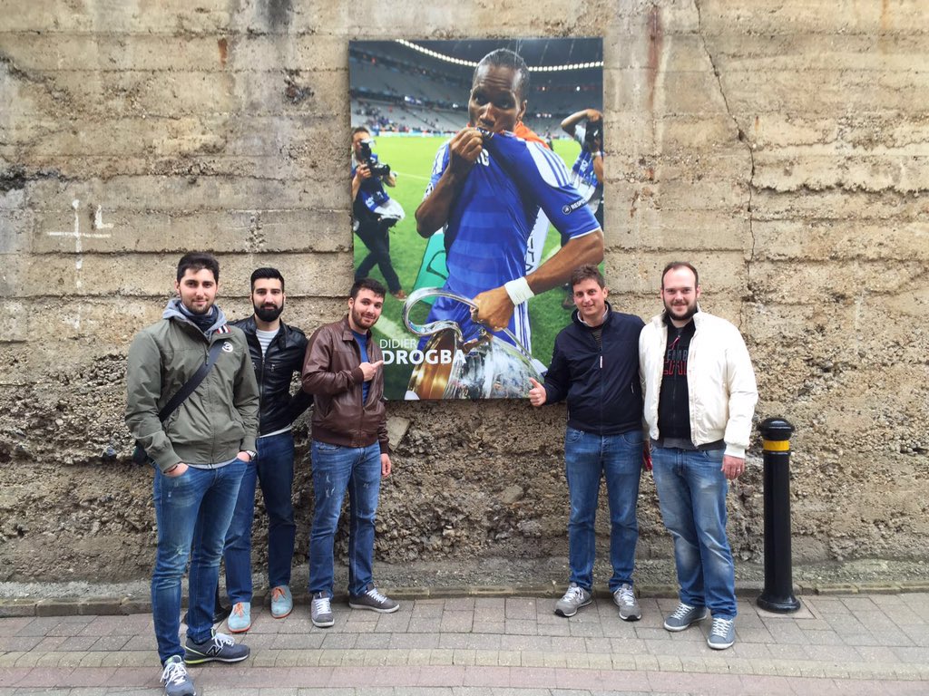andrea_marton's tweet photo. @MassMarianella salutiamo alla tua maniera @didierdrogba #drogbaaaaa @ChelseaFC #stamfordbridge #oceanblu #london https://t.co/FZdCYe0iZb
