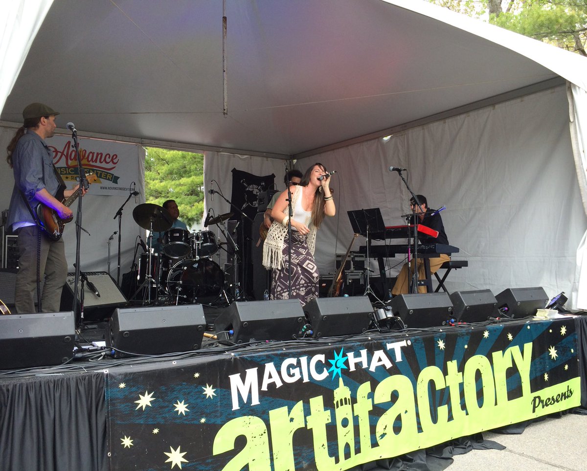 magichat's tweet image. Currently making faces and hearts melt: @MchelleSarahBnd. Damn can she sing! #Heavyfest