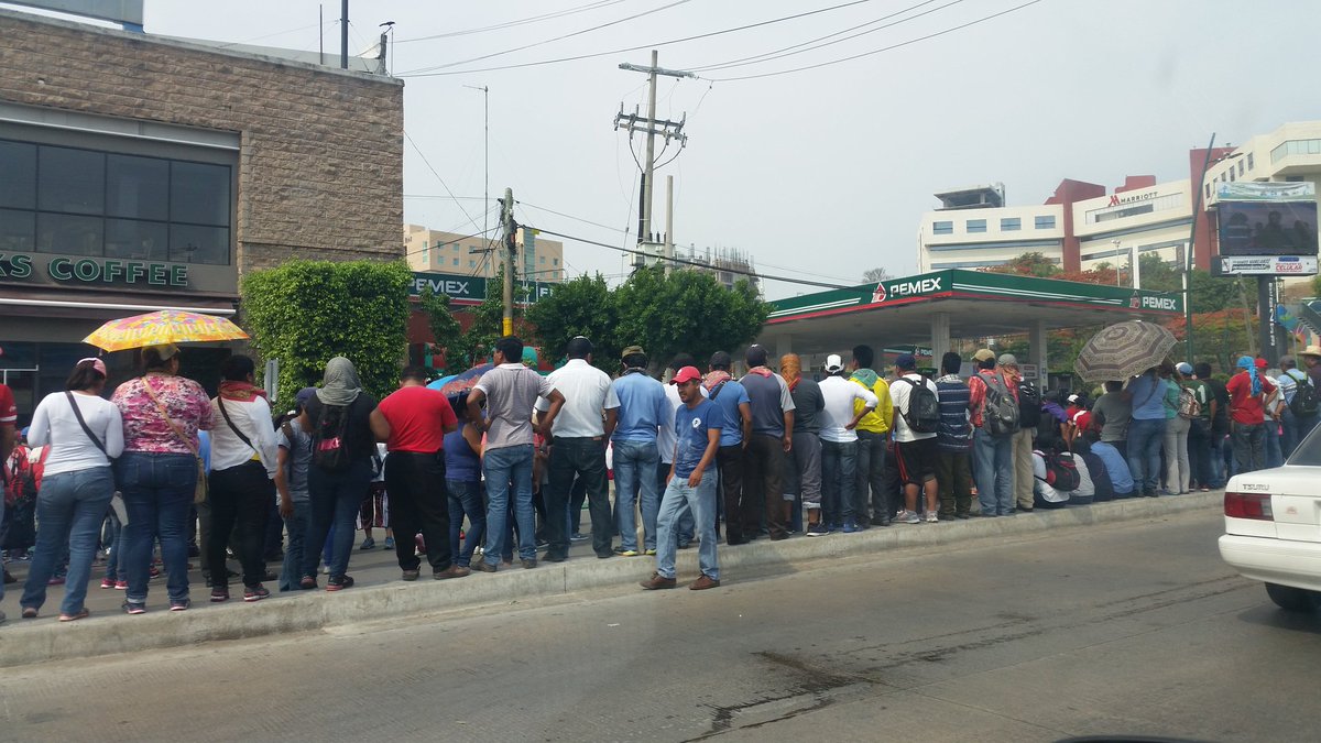 ponchotgz's tweet photo. Cierre de avenidas en la exfuente y plaza crystal #Tuxtla https://t.co/quRfl3aO93