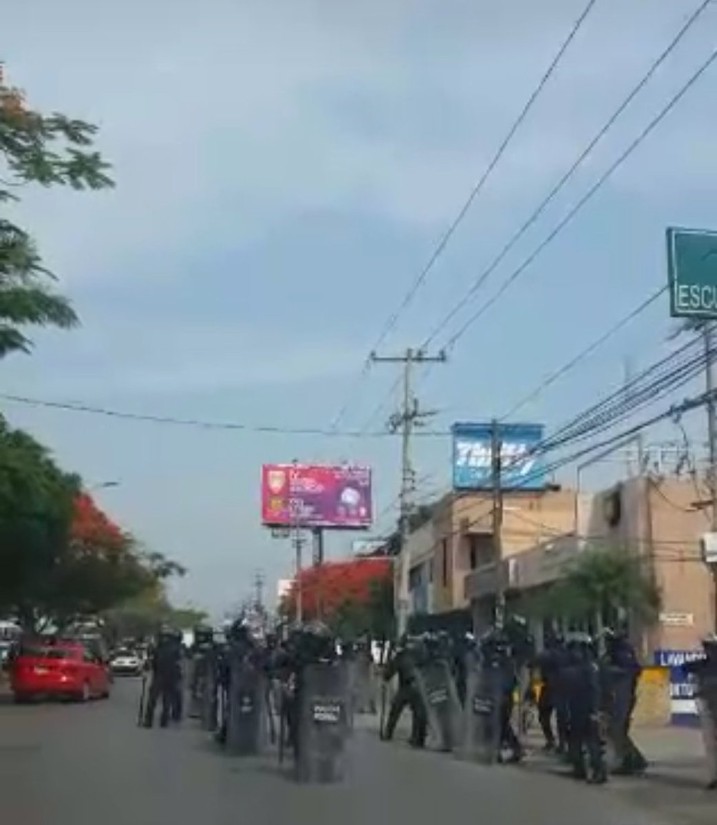 ponchotgz's tweet photo. Cierre de avenidas en la exfuente y plaza crystal #Tuxtla https://t.co/quRfl3aO93