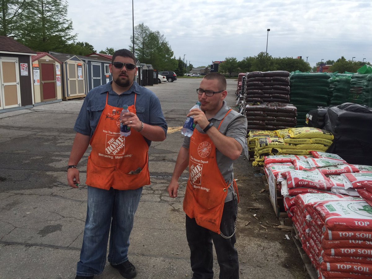 2009THD's tweet photo. 😊👍🏻👏🏻🍊Water break for Brandon and Nick!! Loading mulch is hard work!! 🍊👍🏻👏🏻😀😎 https://t.co/WId33120xM