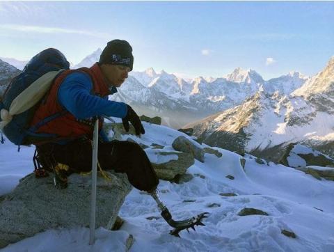 NBCNews's tweet photo. Ex-Marine is first combat amputee to reach top of Everest https://t.co/cbuFiAAfT6 https://t.co/ZWeJ2fv2T4