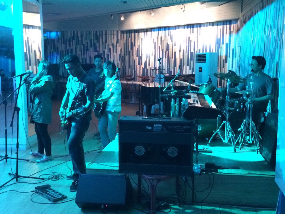 <a href="/OfficialAFTER5/">OFFICIAL AFTER5</a> on stage semalam <a href="/aruba_jkt/">ARUBA JAKARTA</a>