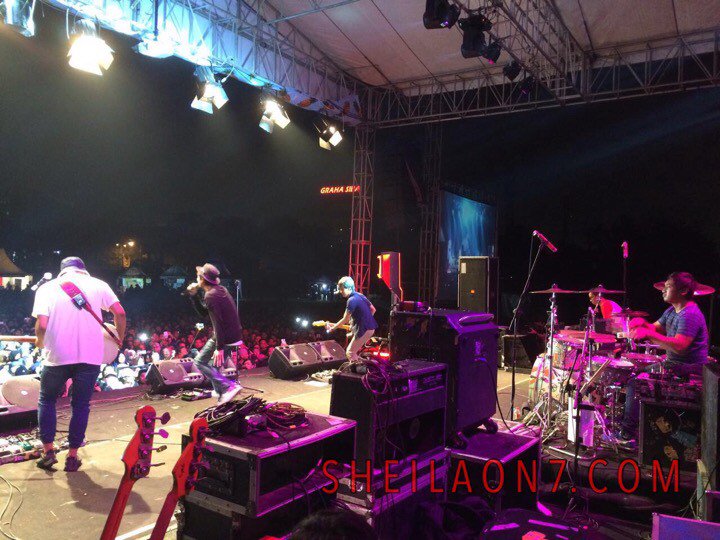 On stage Now !! ARTUR SUMMER FEST at Stadion Diponegoro <a href="/Arturmusicfest/">Arturmusicfest2016</a> 
#SheilaOn7Day #Semarang