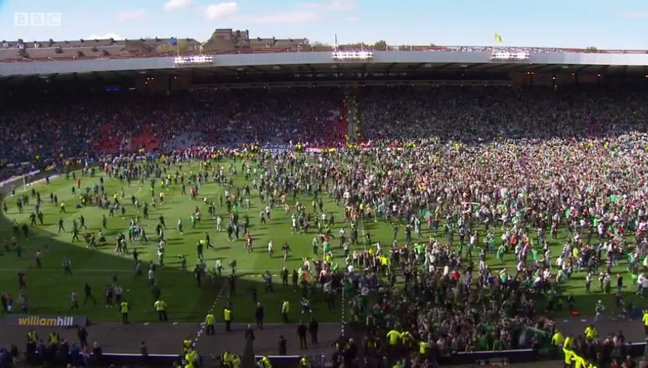 BBCSport's tweet photo. Fans are on the pitch as Hibs beat Rangers in the #ScottishCupFinal to end 114 years of hurt
https://t.co/g48r5s7Osz https://t.co/AQZsIK4QNC